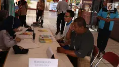 Sopir bus menjalani pemeriksaan kesehatan di Terminal Kampung Rambutan, Jakarta, Jumat (8/6). Pemeriksaan bertujuan memastikan kondisi kesehatan sopir agar tetap baik dalam mengoperasikan kendaraan yang mengangkut pemudik. (Liputan6.com/Immanuel Antonius)
