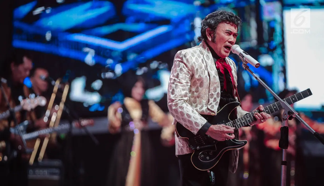 Ekspresi pedangdut Rhoma Irama saat tampil dalam acara Indonesian Dangdut Awards 2018 di Studio 5 Indosiar, Jakarta, Jumat (12/10). Rhoma Irama membawakan lagu Euphoria dan Musik. (Liputan6.com/Faizal Fanani)