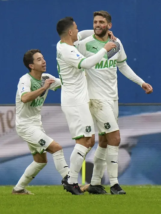 Penyerang Sassuolo, Domenico Berardi berselebrasi usai mencetak gol ke gawang AC Milan pada pertandingan lanjutan Liga Serie A Italia di stadion San Siro, Minggu (28/11/2021). AC Milan kalah atas Sassuolo 1-3. (AP Photo/Luca Bruno)