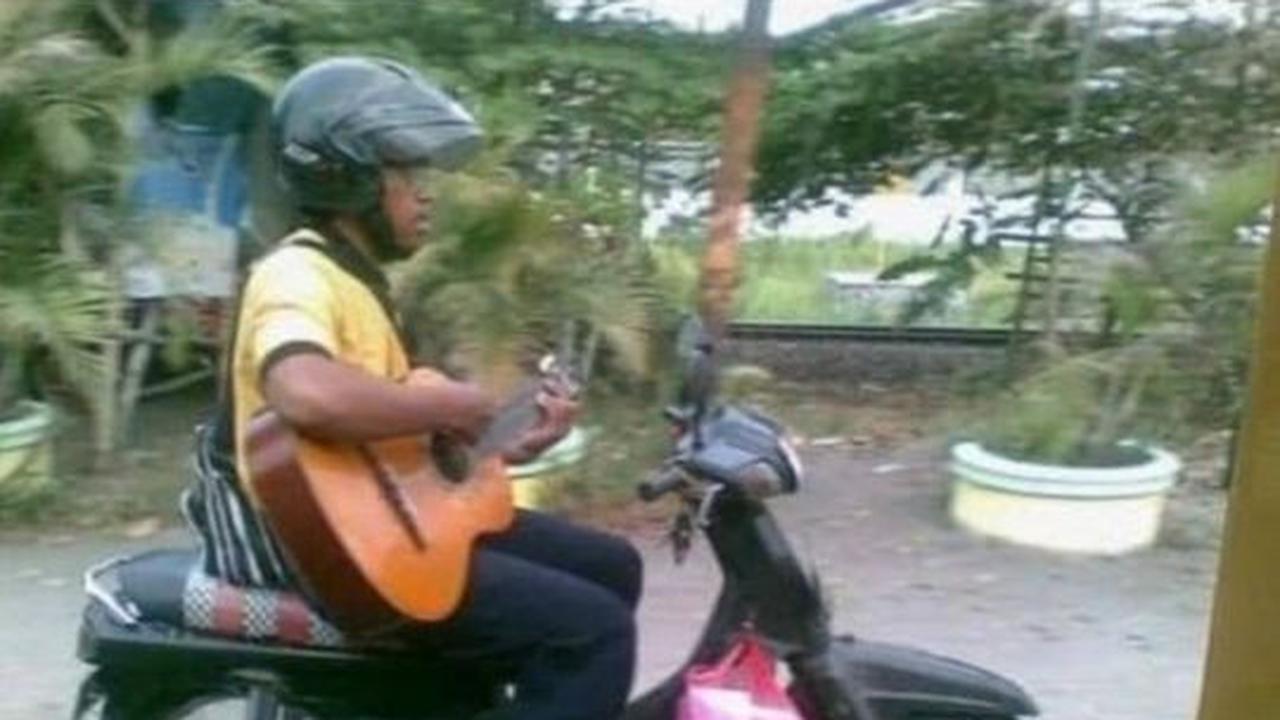 Bermain musik di jalan dengan menggunakan motor