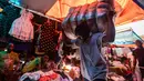 Didirikan pada tahun 1971, pasar barang bekas Owino yang luas ini mempekerjakan sekitar 80.000 orang, 70 persen di antaranya adalah perempuan, menurut pemerintah kota Kampala. (BADRU KATUMBA / AFP)