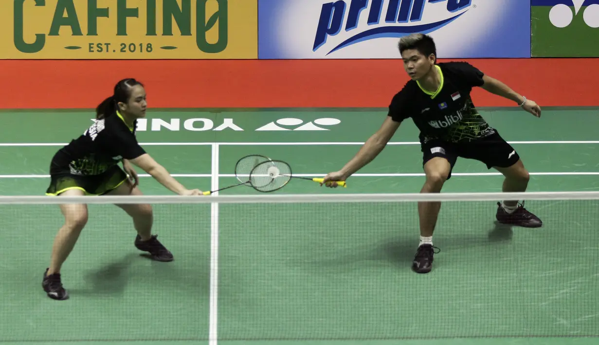 Ganda Campuran Indonesia, Praveen Jordan/Melati Daeva Oktavianti saat menghadapi pasangan Taiwan Lee Yang/Yang Ching Tun pada laga Indonesia Masters 2020 di Istora, Jakarta, Kamis (16/1). Praveen/Melati menang 20-22, 21-12 dan 21-12. (Bola.com/Yoppy Renato)