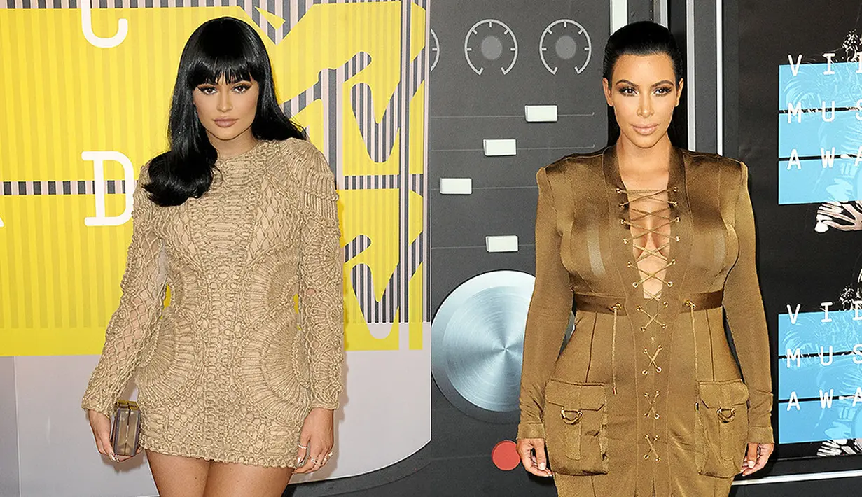 Kylie Jenner terlihat cantik dengan nuansa putih sementara Kim bernuansa hitam. (MICHAEL BUCKNER/WWD/REX/SHUTTERS/Shutterstock)