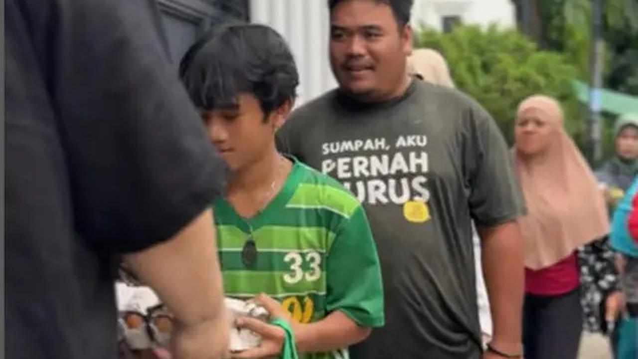 6 Potret Ivan Gunawan Bagi Sembako ke Tetangga, Indahnya Sedekah di Bulan Ramadan