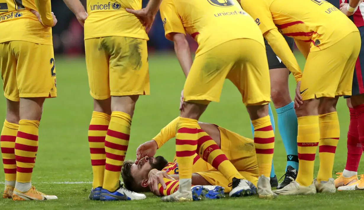 Dari hasil pemeriksaan, mantan pemain Manchester United itu mengalami cedera ligamen di kaki kanannya. (AP/Bernat Armangue)