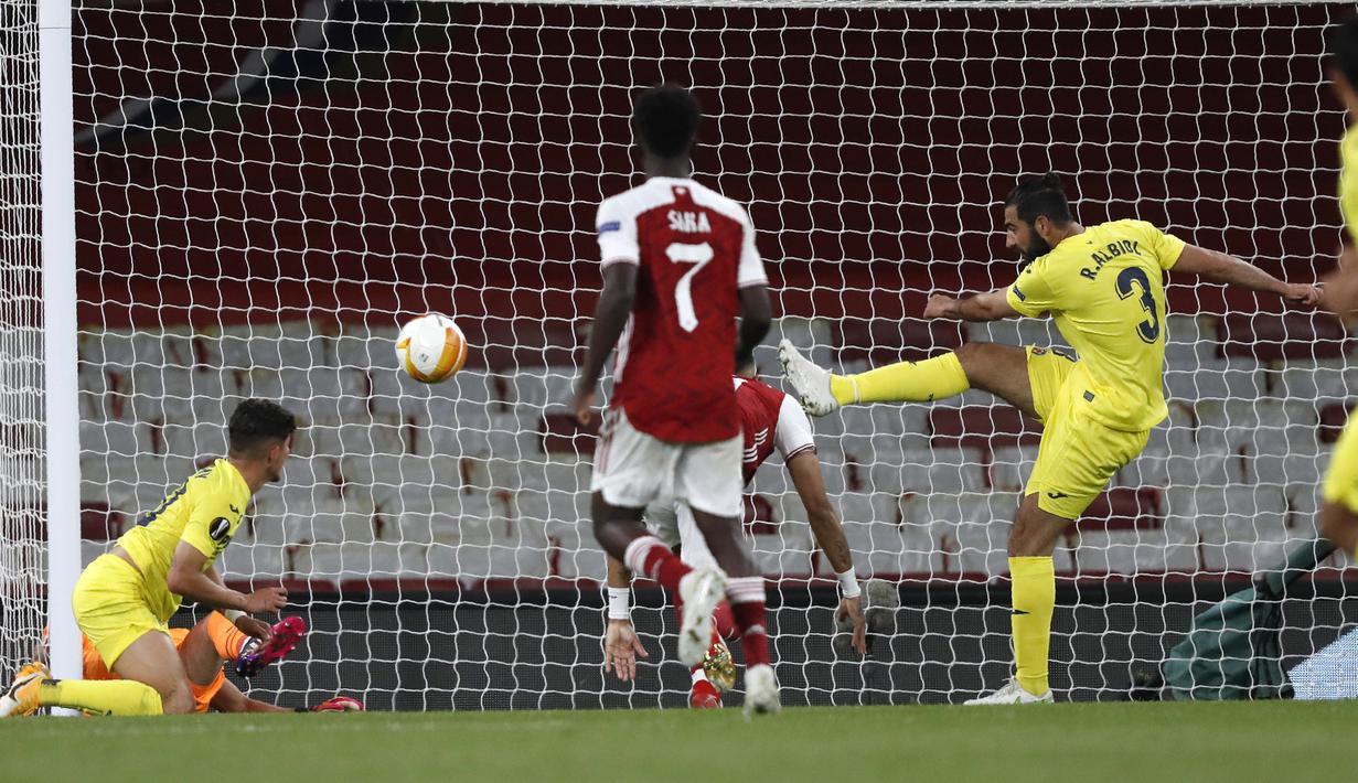 Bek Villarreal, Raul Albiol (kanan) membuang bola dari ancaman pemain Arsenal dalam laga leg kedua semifinal Liga Europa 2020/2021 di Emirates Stadium, London, Kamis (6/5/2021). Villarreal bermain imbang 0-0 dengan Arsenal. (AP/Alastair Grant)