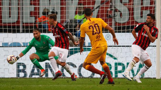 Pemain Roma, Federico Fazio mencetak gol ke gawang AC Milan dalam Serie A Italia di Stadion San Siro, Milan, Jumat (31/8). AS Roma melalui gol Federico Fazio sempat menyamakan kedudukan 1-1 pada menit ke-59. (AP Photo/Antonio Calanni)