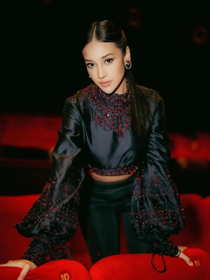 8 Inspirasi Outfit Anya Geraldine Bernuansa Hitam