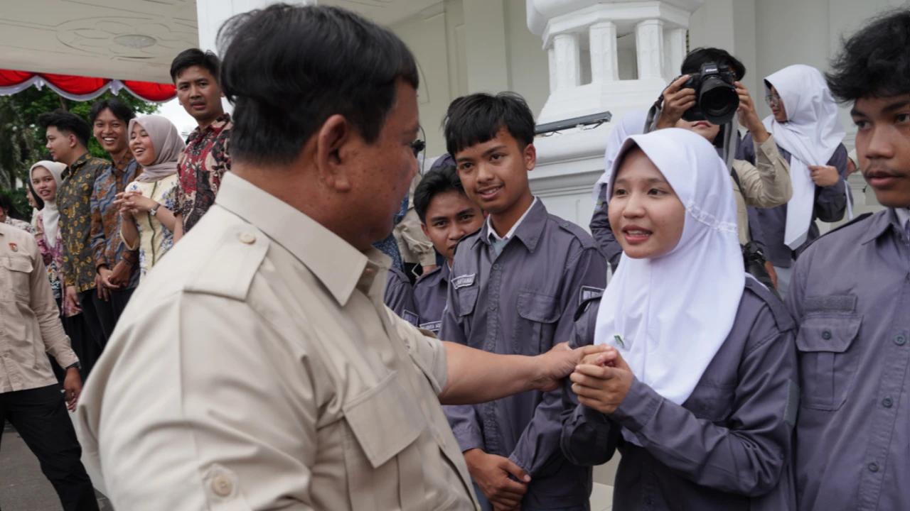 Kunjungan Siswa Jabar ke Istana, Prabowo Disambut Seruan “Saranghae”