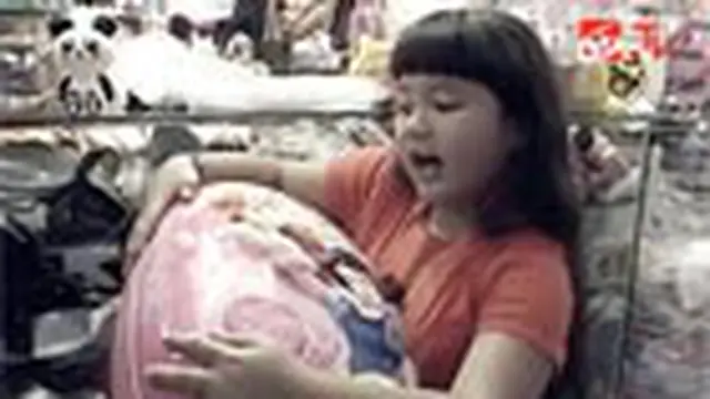 Amel Karla Belanja Tas Sekolah