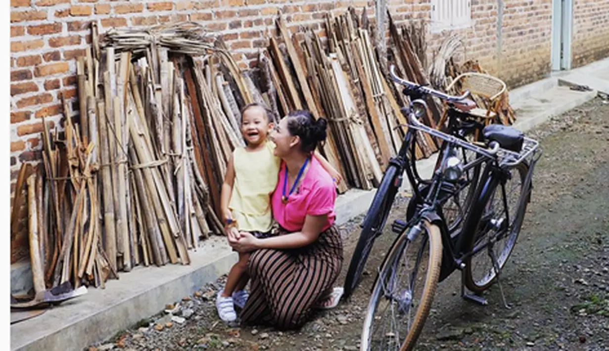 Di desa, masih banyak yang memasak menggunakan kayu bakar. Mona dan Nala mengabadikan berpose, di belakangnya kayu bakar buat memasak. Mona mengaku, bahwa masakan menggunakan kayu bakar memiliki rasa yang khas. (via Instagram/monaratuliu)