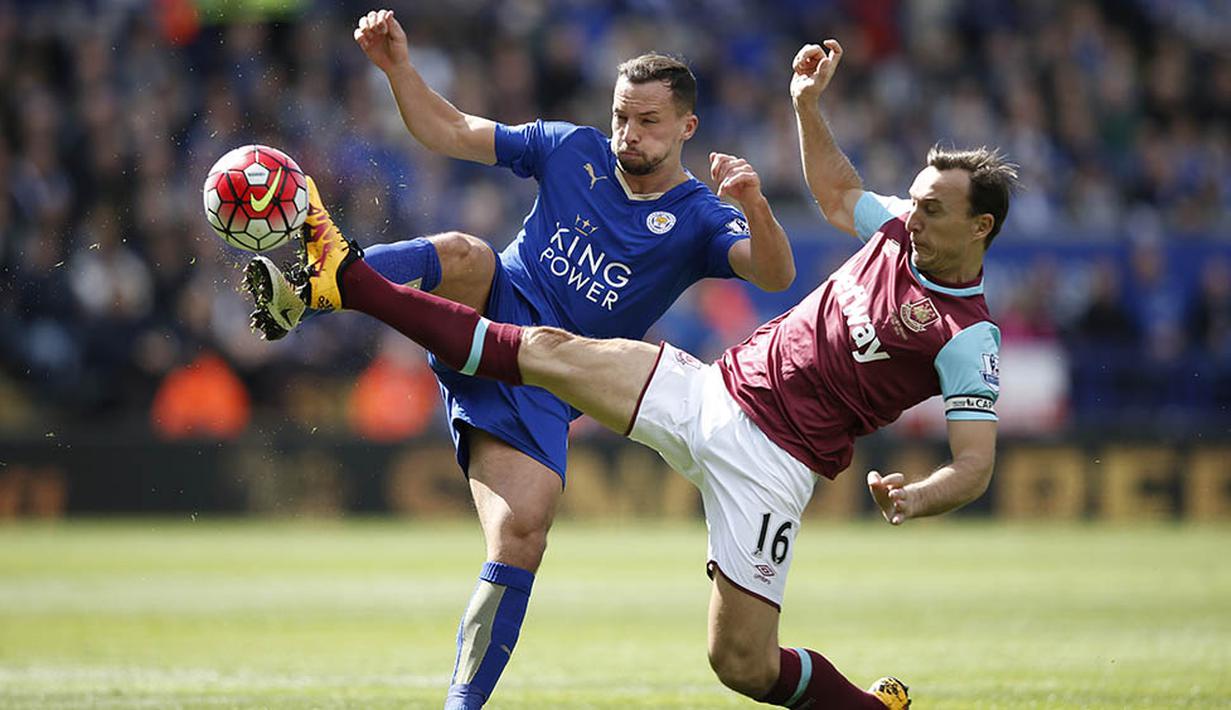 Gelandang West Ham, Mark Noble, beradu kaki dengan gelandang Leicester, Danny Drinkwater, pada laga Liga Premier Inggris di Stadion King Power, Leicester, Minggu (18/4/2016). Namun The Hammers sempat berbalik unggul 2-1. (AFP/Adrian Dennis)