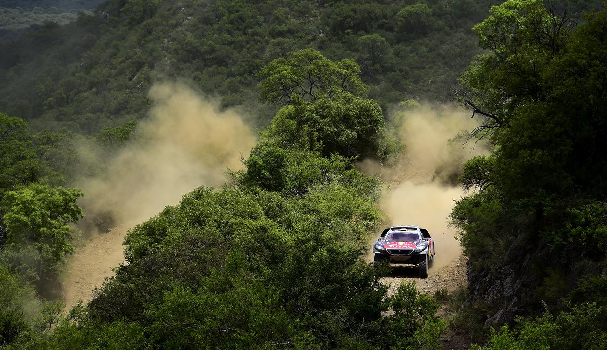 Pereli dari tim Peugeot, Stephane Peterhansel dan co-driver Jean Paul Cottret, saat beraksi di Etape 12 Reli Dakar 2016 antara San Juan dan Villa Carlos Paz di Argentina, (15/1/2016). (AFP/Franck Fife)