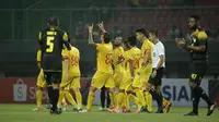 Gelandang Bhayangkara FC, Flavio Beck Junior (menunjuk ke atas), bersyukur berhasil mencetak gol dan membawa timnya menang 4-2 atas Barito Putera di laga pekan ketiga Shopee Liga 1 2019 di Stadion Patriot Candrabhaga, Bekasi, Selasa (28/5/2019). (Bola.com/Yoppy Renato)