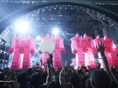 The Flaming Lips tampil penuh energi saat membawakan lagu ikonik “Do You Realize??” dalam gelaran LaLaLa Festival 2026. Penampilan band asal Amerika Serikat tersebut disambut meriah oleh penonton yang ikut bernyanyi dan menikmati suasana konser. (KLY/Budy Santoso)