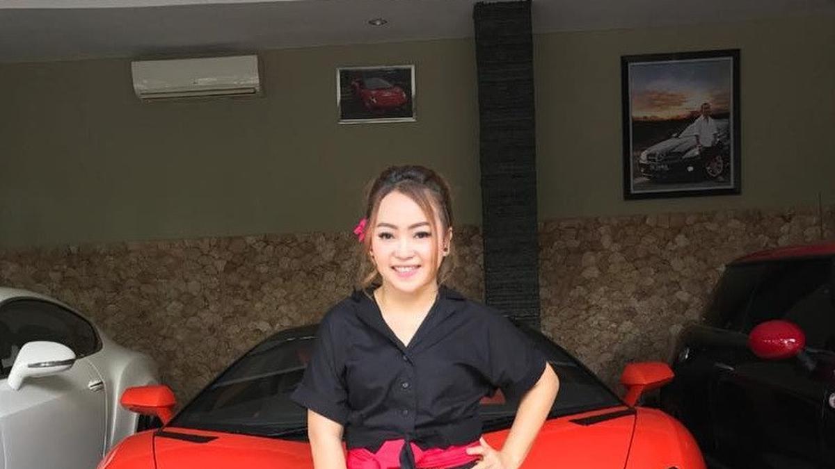 8 Potret Kebiasaan Unik Mendiang Mpok Alpa Foto Bareng Mobil Mewah, Jadi Kenangan