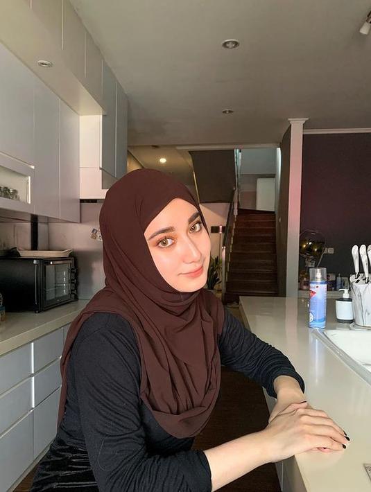 Wajahnya semakin cantik dan memesona dengan riasan makeup flawless yang sering jadi andalan Tengku Syaira Anataya. (FOTO: instagram.com/osnapitzcha/)