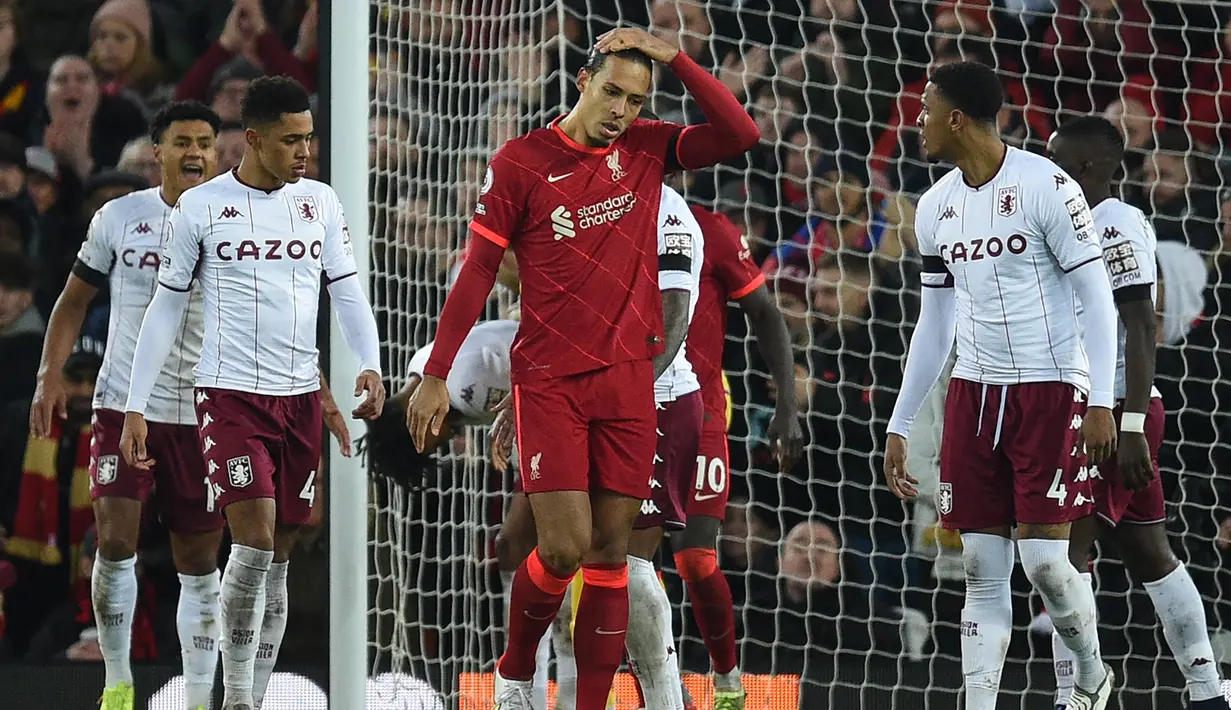 Memasuki babak kedua tepatnya di menit ke-52 tandukan Virgil van Dijk lagi-lagi hampir membuat Liverpool memimpin. Namun lagi-lagi aksi Emiliano Martinez menggagalkannya dan hanya menghasilkan sepak pojok. (AFP/Oli Scarff)