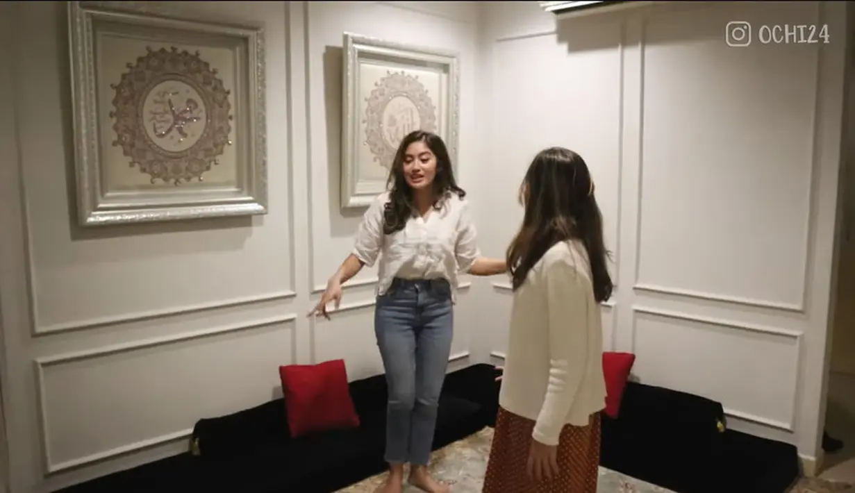 Berikut potret rumah yang disebut sebagai ruang Mekkah. Ruangan ini yang sering digunakan. Tidak menggunakan kursi melainkan duduk lesehan di karpet. Annisa mengaku ruangan ini terinspirasi saat berada di Tanah Suci. [Youtube/Ochi Rosdiana]