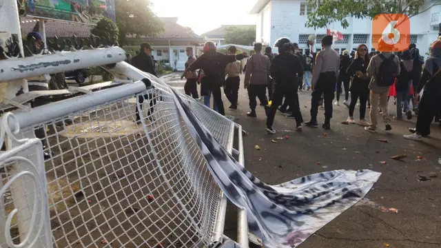 Massa pengunjuk rasa juga mendobrak pintu pagar Kantor Bupati Banyuwangi, hingga rusak dan  memaksa masuk untuk menyampaikan aspirasinya (Hermawan Arifianto/Liputan6.com)