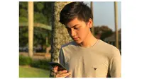 6 Potret Tampan Naufal Azhar, Aktor Tanah Air yang Juga Penggemar K-Pop