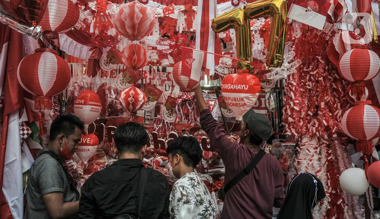 Warga memilih pernak-pernik untuk perayaan Hari Kemerdekaan ke-77 Republik Indonesia di Pasar Jatinegara, Jakarta Timur, Minggu (7/8/2022). Penjualan pernak-pernik perayaan 17 Agustus seperti bendera Merah Putih, alat perlombaan, dan berbagai hiasan Hari Kemerdekaan di Pasar Jatinegara mengalami peningkatan hingga 50 persen dibandingkan tahun lalu seiring meredanya penyebaran Covid-19. (merdeka.com/Iqbal S Nugroho)
