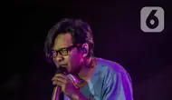 Aksi Armand Maulana saat tampil dalam festival musik Love Fest di Istora Senaya, Jakarta, Sabtu (22/2/2020). Dalam penampilannya mereka membawakan sejumlah lagu seperti Januari milik band Gigi, bawa aku pergi, dan sebelah mata. (Liputan6.com/Faizal Fanani)