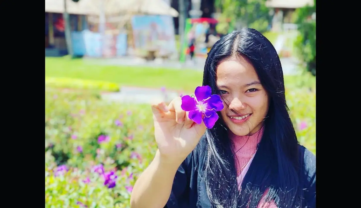 Windy adalah anak dari Siti Aisah yang juga mencatatkan prestasi gemilan bagi Indonesia.