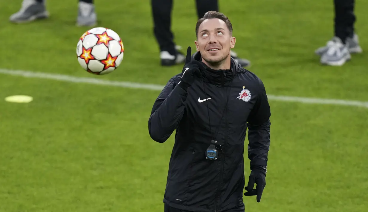 Pelatih RB Salzburg Matthias Jaissle memberi isyarat selama sesi latihan sebelum leg kedua babak 16 besar Liga Champions di Munich, Jerman, Senin (7/3/2022). RB Salzburg akan bertandang ke markas Bayern Munchen di Allianz Arena pada Rabu (9/3) dini hari WIB. (AP Photo/Matthias Schrader)