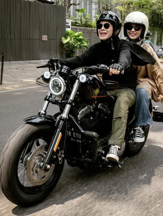 Sedangkan Dian Ayu terlihat bergaya lebih edgy dengan celana cargo bernuansa army. [Foto: Instagram/ Dian Ayu]