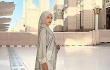 Anggun Memukau dalam Balutan Hijab dan Baju Syar'i, Ini Gaya Annisa Aziza saat Umroh