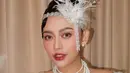 Rachel Vennya kenakan strapless dress full payet dan mutiara berpadu dengan outer berbulu. Lengkapi tampilan glamornya dengan kalung mutiara dan headpiece silver berbulu [@rachelvennya]