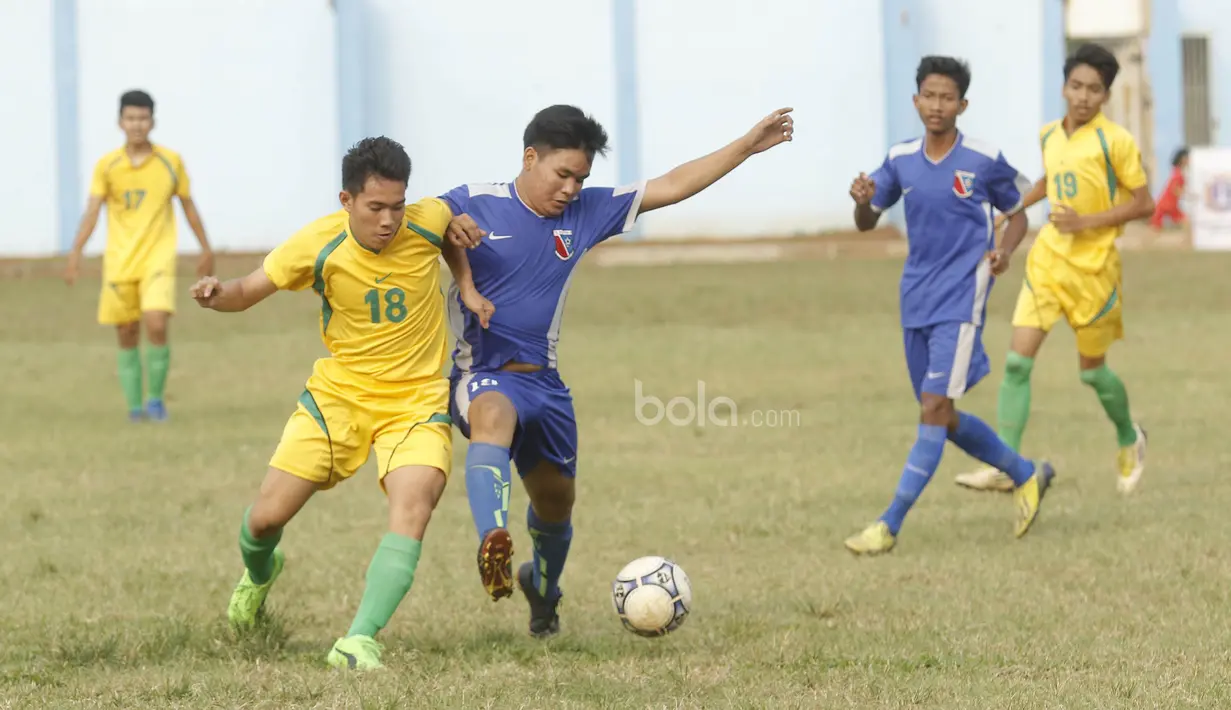 Pemain Persija U-17, Widianto, berebut bola dengan pemain PCM di Stadion Cendrawasih, Jakarta, Senin, (24/7/2017). Persija Muda gagal lolos fase grup Piala Suratin setelah bermain imbang 1-1 melawan PCM. (Bola.com/M Iqbal Ichsan)