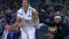 Khris Middleton mencetak 30 poin saat Bucks menang atas Lakers, 115-101.