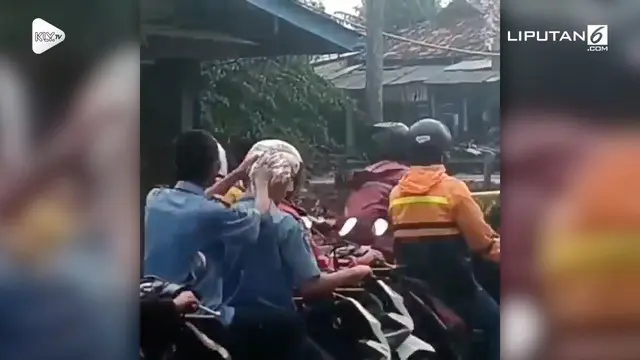 Saat lampu merah, pemotor yang masih remaja ini malah keramas dengan memanfaatkan air hujan yang turun. Kejadian ini terjadi di perempatan lampu merah Jl. Raya Kukun-Cadas, Rajeg, Tangerang.