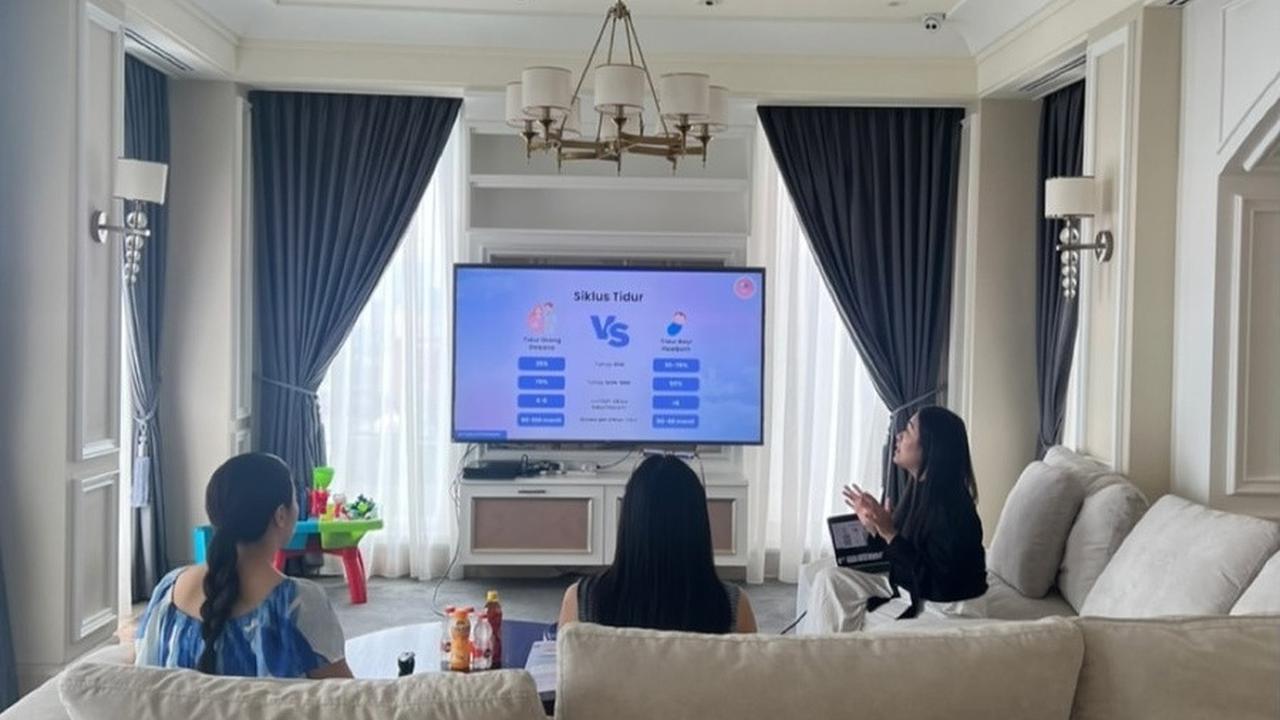 Nikita Willy dan adiknya yang juga sedang hamil, Nona Willy, tengah belajar bersama tentang siklus tidur untuk persiapan kehamilan mereka.<br><br>