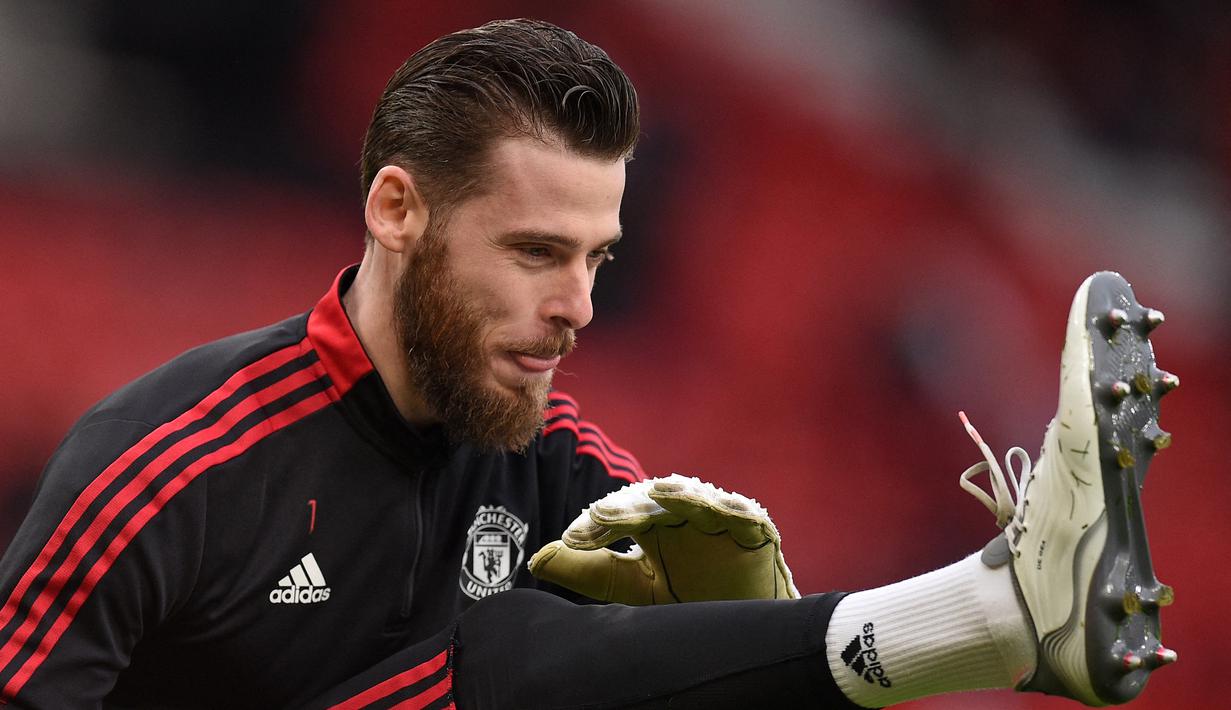David De Gea. Kiper Spanyol berusia 31 tahun yang telah 11 musim membela MU ini menjadi kiper dengan gaji tertinggi di Liga Inggris dengan nilai mencapai 375 ribu pound atau setara Rp7,25 miliar per pekan. Gajinya hanya kalah dari Cristiano Ronaldo dan Kevin De Bruyne. (AFP/Oli Scarff)