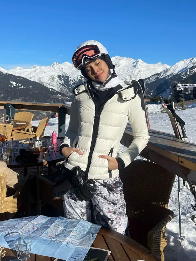 7 Momen Liburan Akhir Tahun Anya Geraldine di Prancis, Seru Main Ski