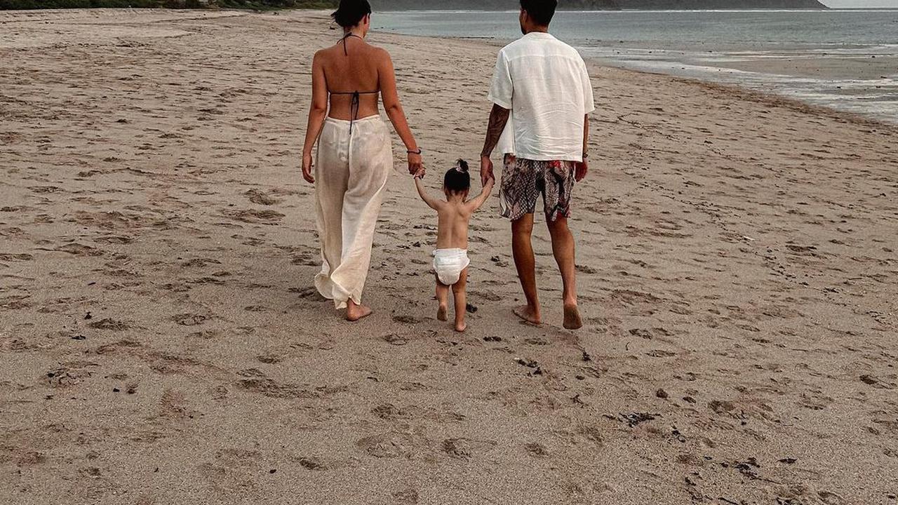 Potret Kevin Diks Kala Momong Anak, Jadi Suami dan Ayah Idaman