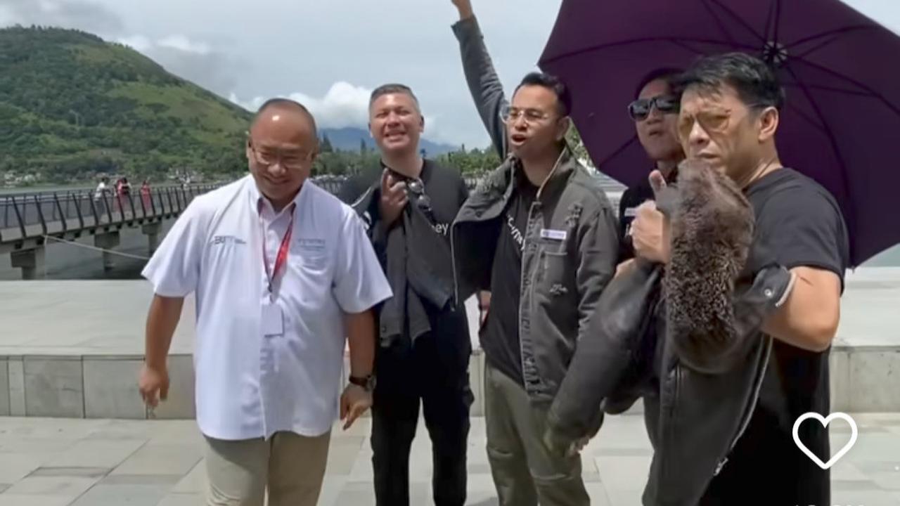 Potret Raffi Ahmad Ajak Ariel CS Main Jet Ski di Danau Toba Tuai Pujian, Desta Disorot Karena Pakai Payung Sendiri