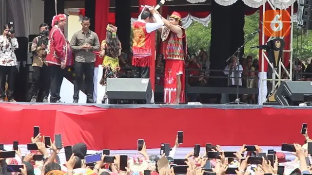 Penyerahan Gelar Adat