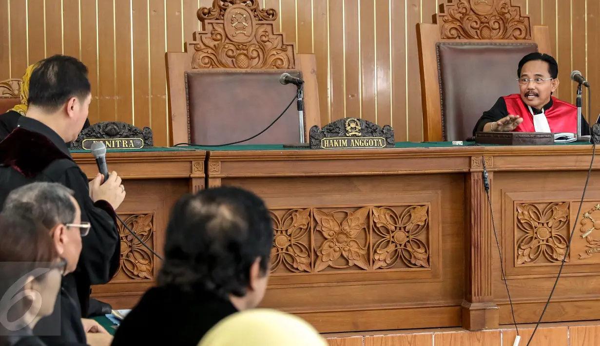 Hakim Tunggal Edi Suprapto saat mendengarkan tanggapan dari tim kuasa hukum OC Kaligis pada sidang praperadilan di Pengadilan Negeri Jaksel, Senin (10/8/2015). Sidang tersebut ditunda karena pihak KPK tidak hadir. (Liputan6.com/Yoppy Renato)