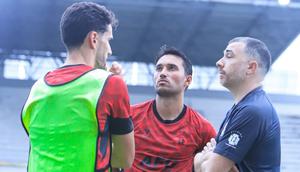 Pelatih Persik Kediri, Marcos Reina dan Ezra Walian. (Bola.com/Gatot Sumitro)