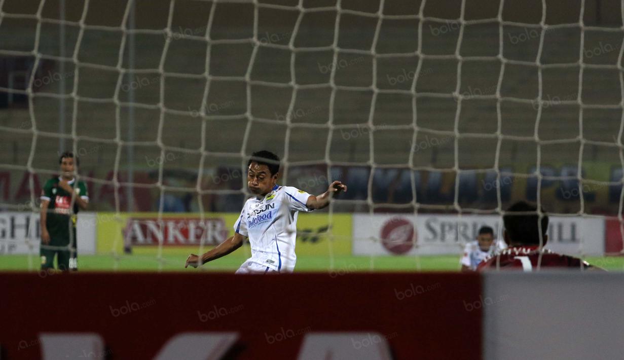 Samsul Arif saat gagal mengeksekusi penalti saat melawan Bhayangkara Surabaya United (BSU) pada lanjutan Torabika SC 2016 di Stadion Gelora Delta Sidoarjo, Sabtu (11/6/2016). (Bola.com/Nicklas Hanoatubun)