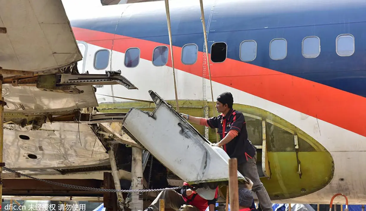 Pekerja menyelesaikan proyek restoran dari pesawat Batavia Air di Provinsi Hubei, Tiongkok, (1/3). Pengusaha Tiongkok membeli bangkai pesawat Boeing 737 milik Batavia Air asal Indonesia seharga 35 juta yuan atau setara Rp70 miliar. (chinadaily.com.cn) 