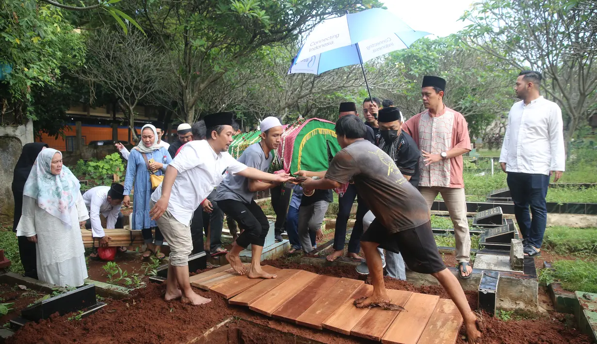 Setelah di salatkan dekat rumah duka, jenazah H. Syaipudin di antarkan ke peristirahatan terakhirnya. Iring-iringan mobil jenazah dan keluarga tiba di pemakaman sekitar pukul 9.30 WIB. [Foto: Adrian Putra/Fimela.com]