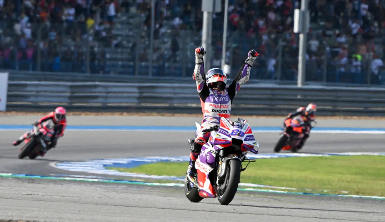 Setelah beberapa kali mencoba, Brad Binder akhirnya menyikut Jorge Martin dengan MotoGP Thailand 2023 menyisakan empat putaran. (AP Photo/Kittinun Rodsupan)