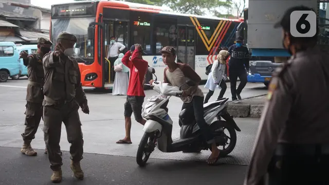 FOTO: Petugas Gabungan Gelar Razia Masker di Kampung Melayu