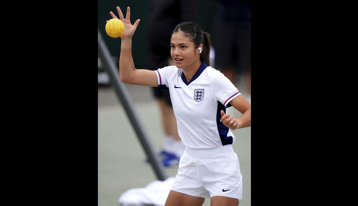 Petenis Inggris, Emma Raducanu memakai jersey Timnas Inggris saat berlatih menjelang turnamen Wimbeldon di The All England Lawn Tennis and Croquet Club, London, Inggris, Minggu (30/06/2024) waktu setempat. (AP Photo/John Walton)