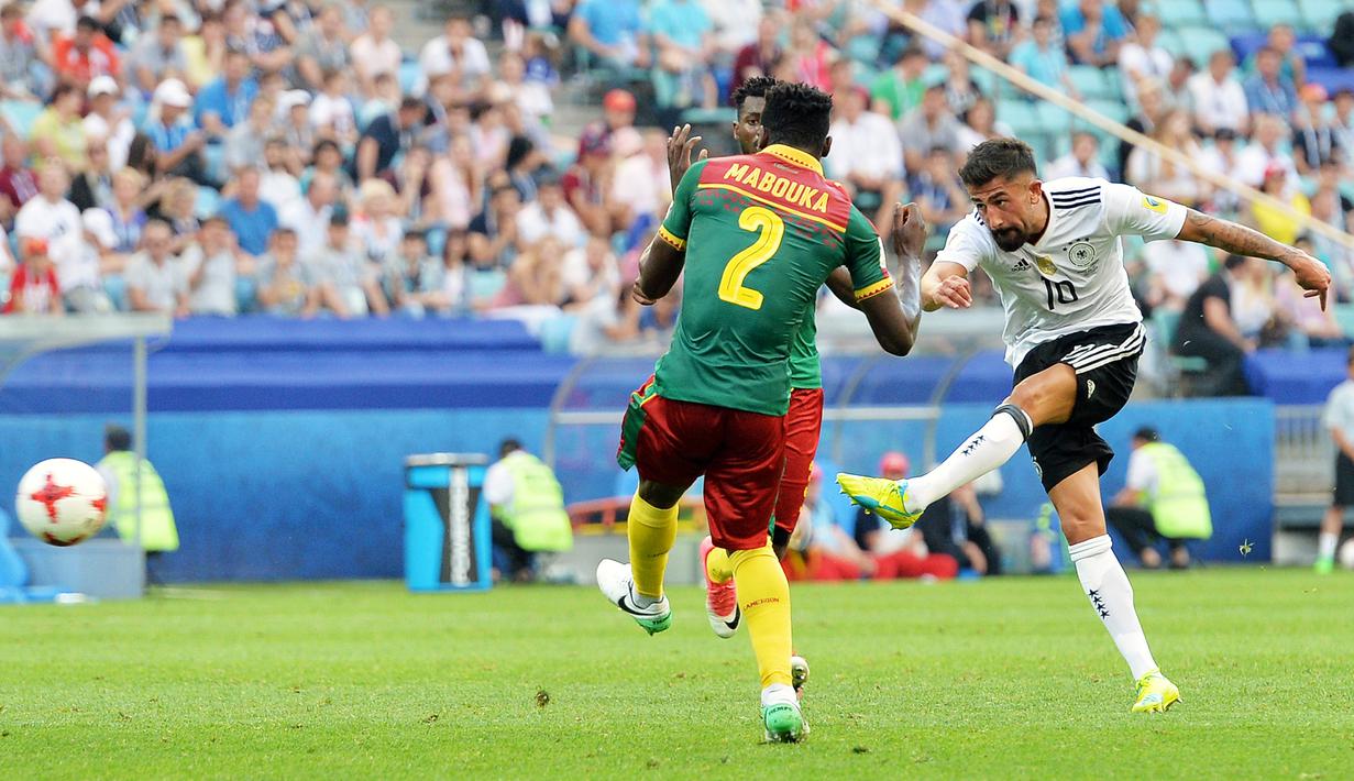 Gelandang Jerman, Kerem Demirbay, melepaskan tendangan ke gawang Kamerun pada laga Grup B Piala Konfederasi 2017, di Stadion Fisht Olympic, Sochi, Minggu (25/6/2017). Jerman menang 3-1 atas Kamerun. (EPA/Peter Powell)